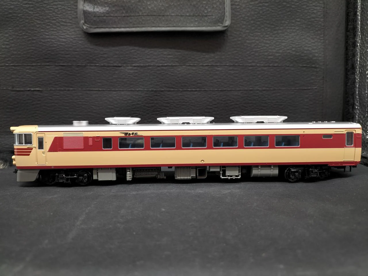 KATO KiHa 80 Series KiHa 82 1-607 - Image 4