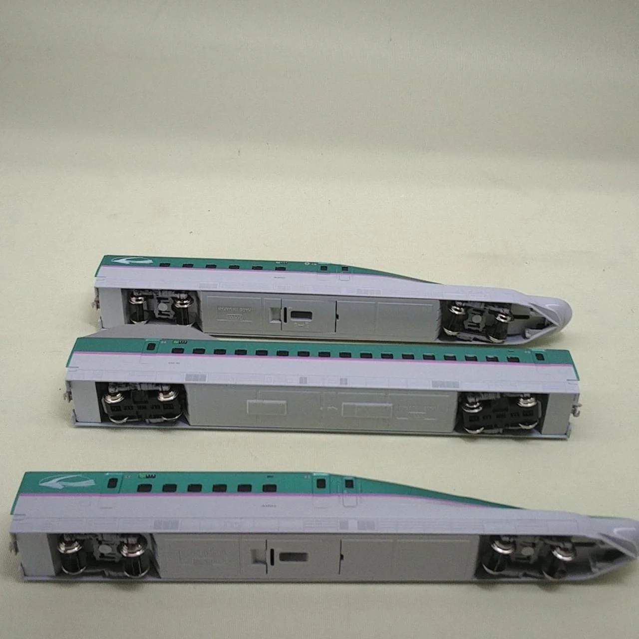 KATO Model Train 1/160 E5 Series Shinkansen Hayabusa Basic Set - Image 10