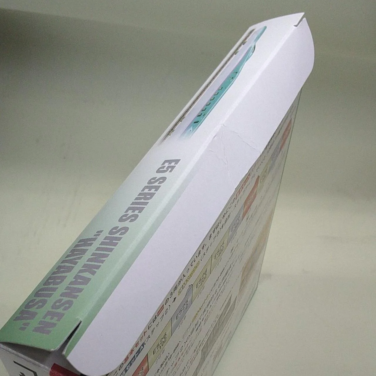 KATO Model Train 1/160 E5 Series Shinkansen Hayabusa Basic Set - Image 17