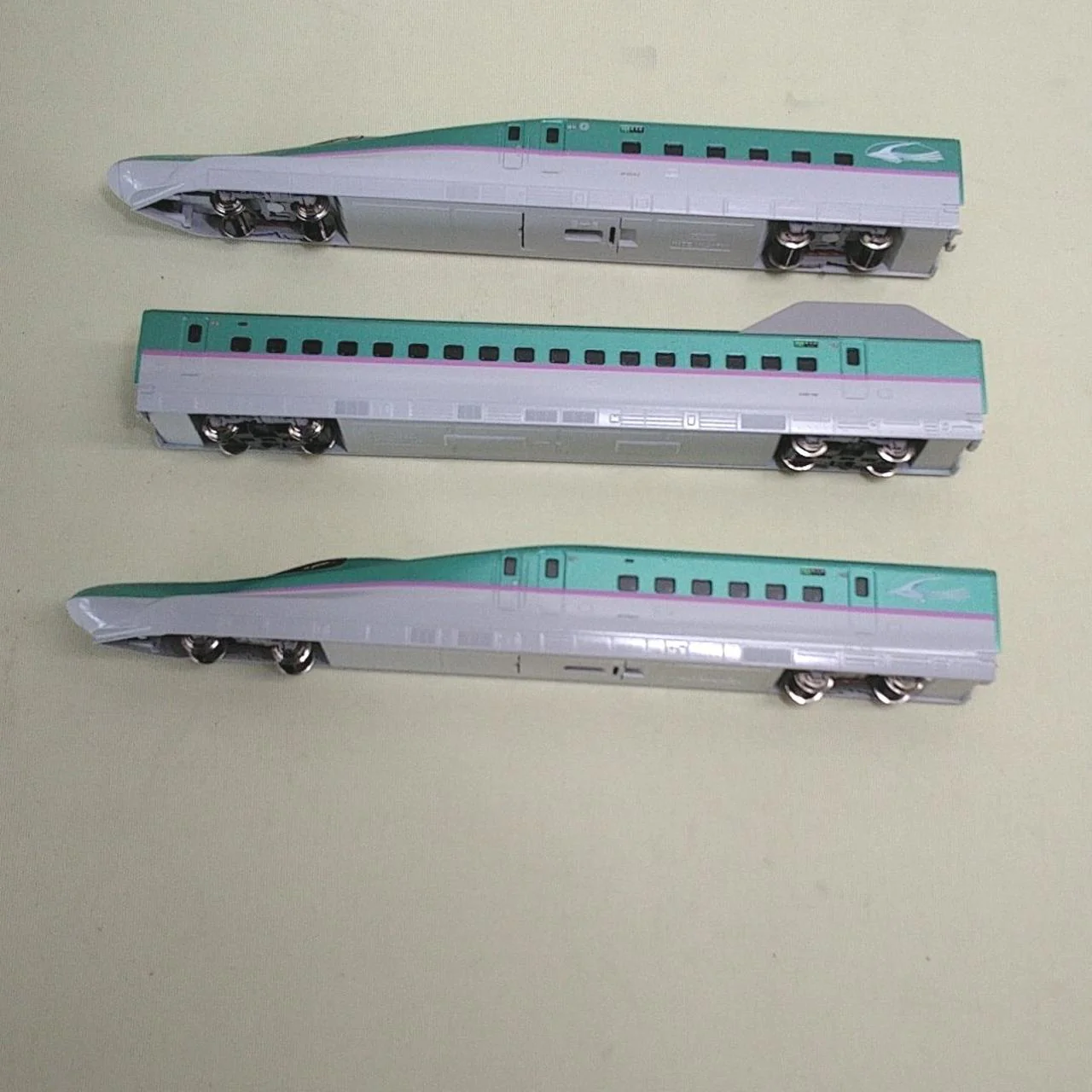 KATO Model Train 1/160 E5 Series Shinkansen Hayabusa Basic Set - Image 7
