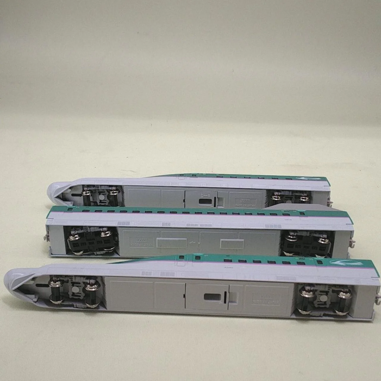 KATO Model Train 1/160 E5 Series Shinkansen Hayabusa Basic Set - Image 8