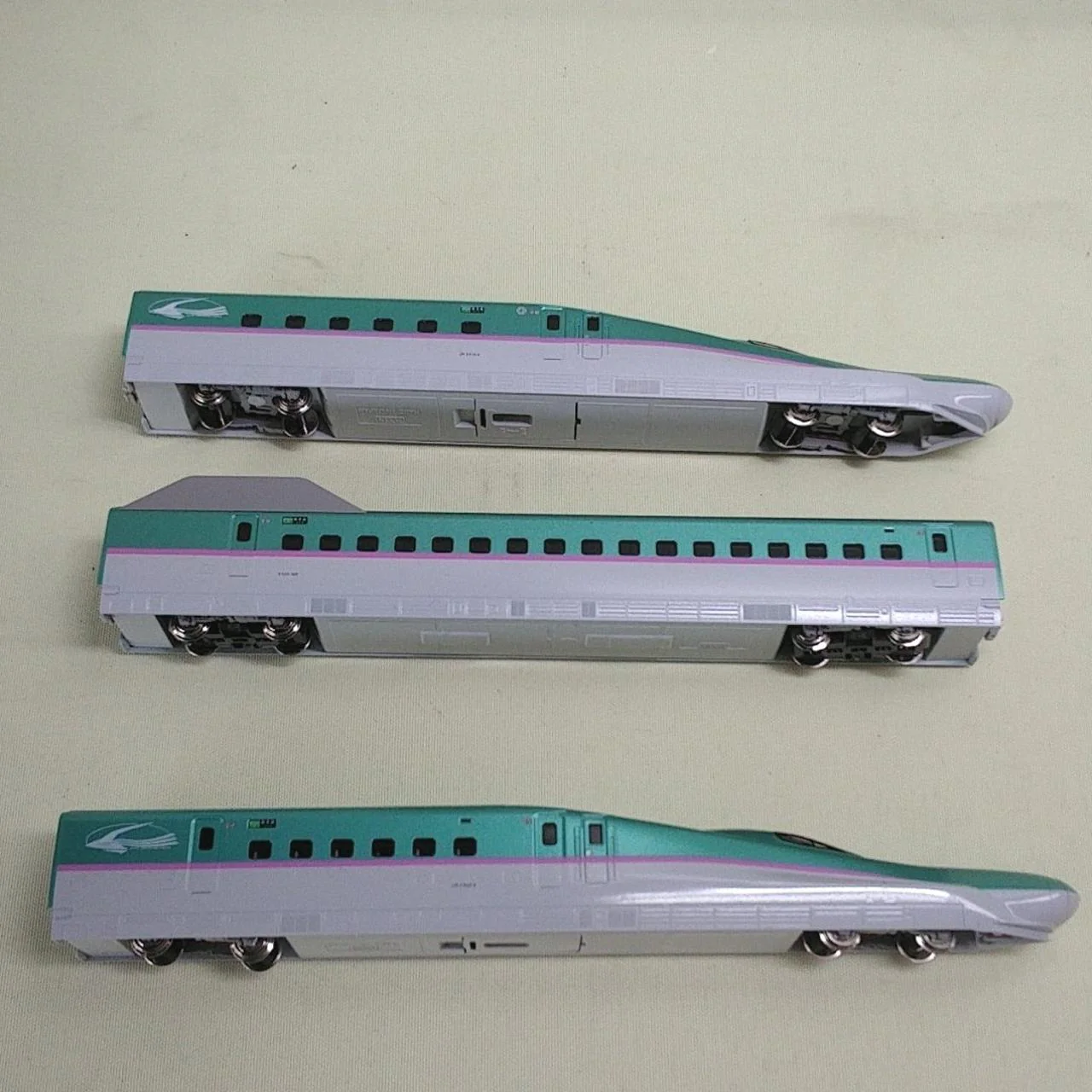 KATO Model Train 1/160 E5 Series Shinkansen Hayabusa Basic Set - Image 9