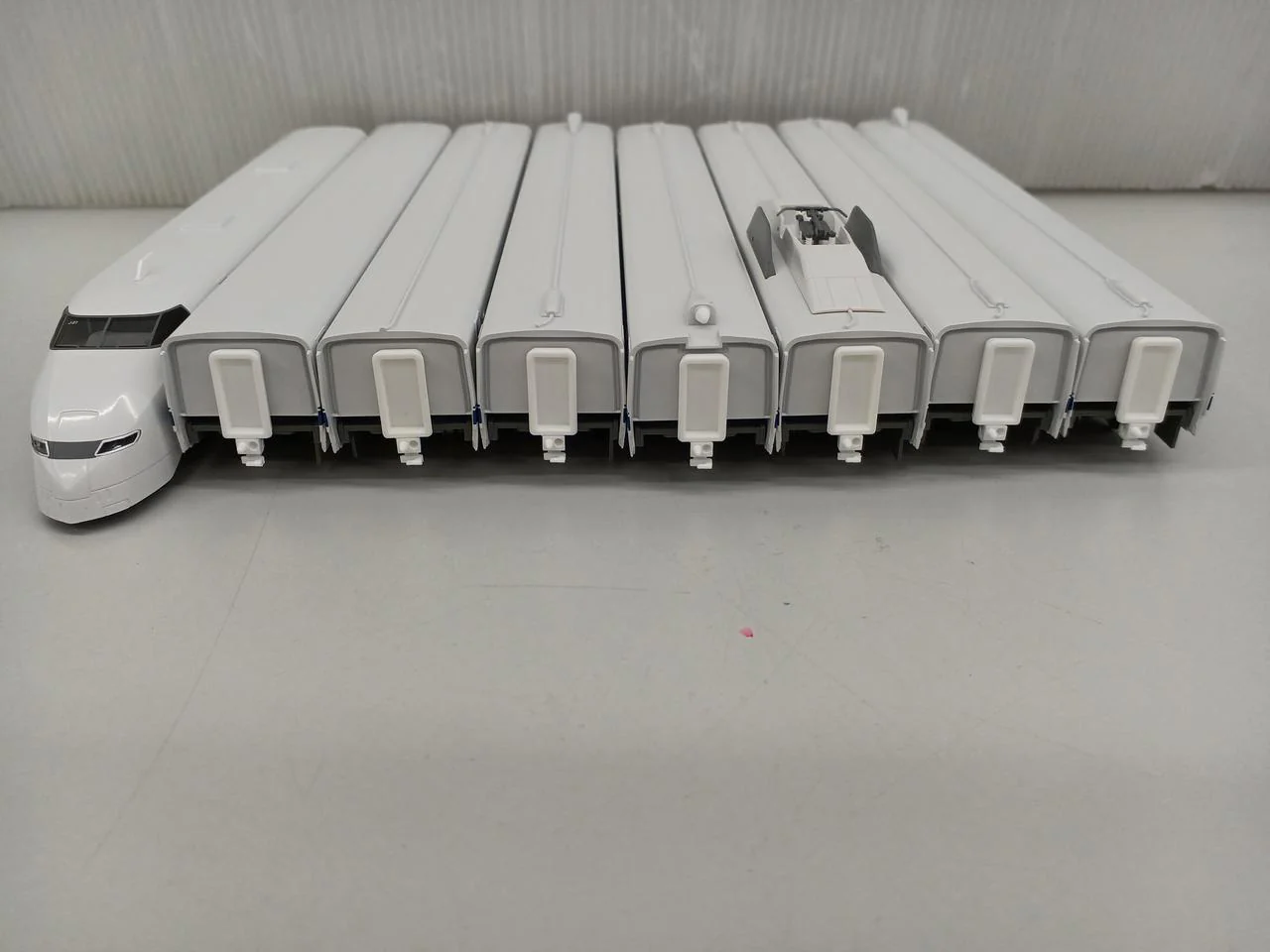 KATO N Gauge 10-1766 300 Series 0 Shinkansen Nozomi - Image 7