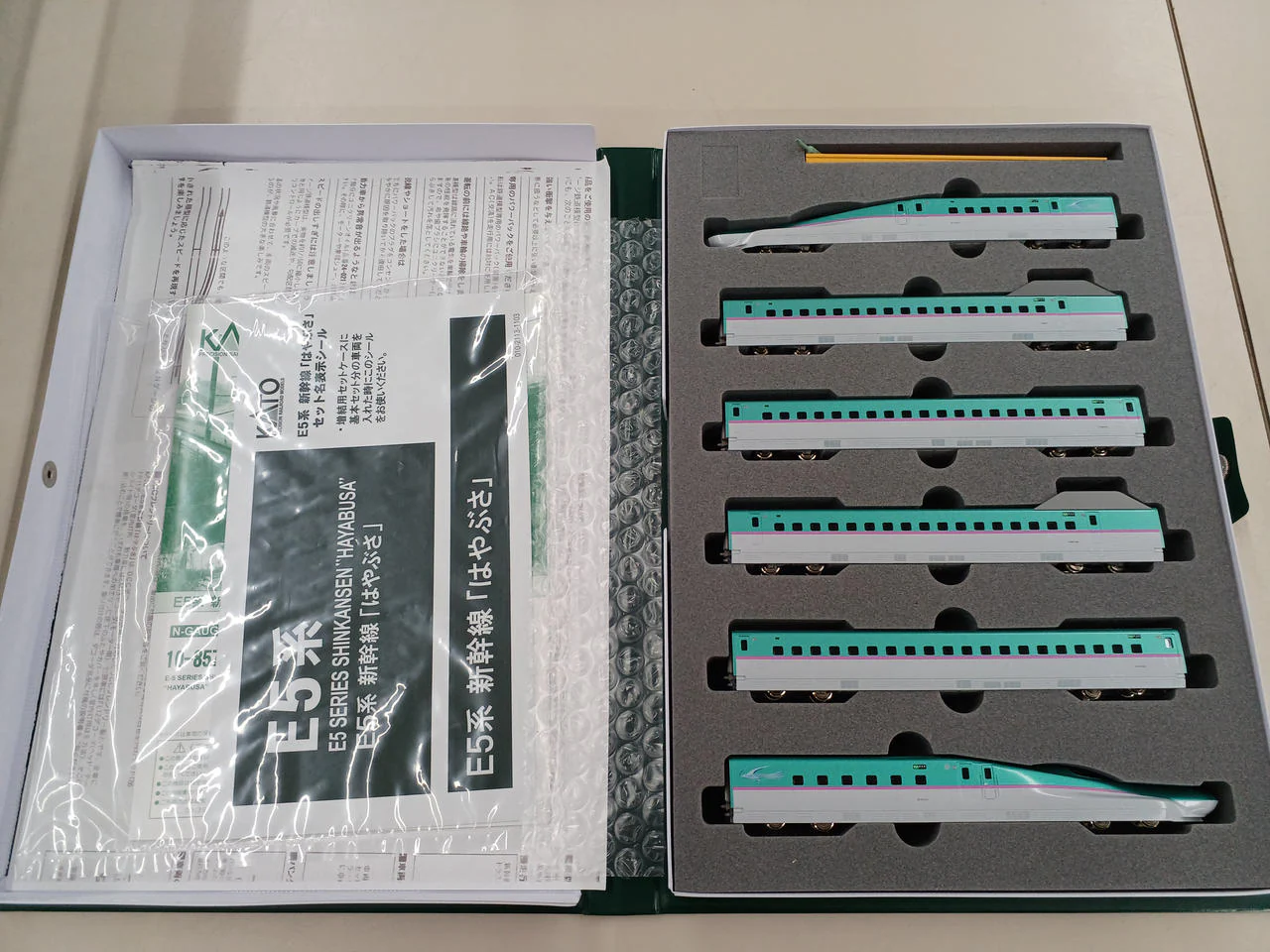 KATO N Gauge 10858 E5 Series Hayabusa (3 additional cars) - Image 3