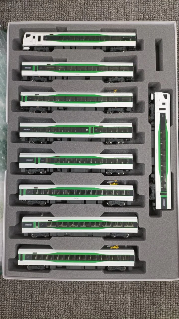 KATO N Gauge Set E257 Series 5000 Subseries 9-Car Set - Image 4