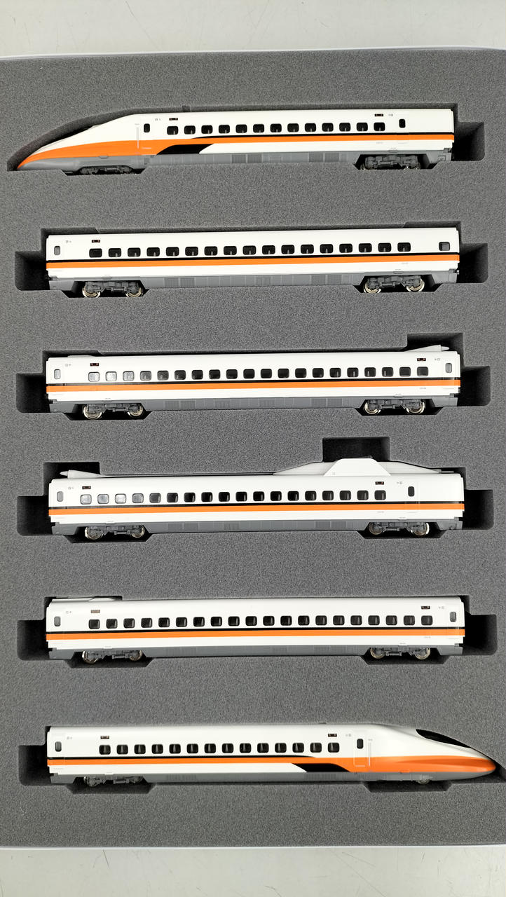KATO Taiwan Shinkansen 700T Basic 6-Car & Additional 6-Car Set 10-1476 & 10-1477 - Image 2