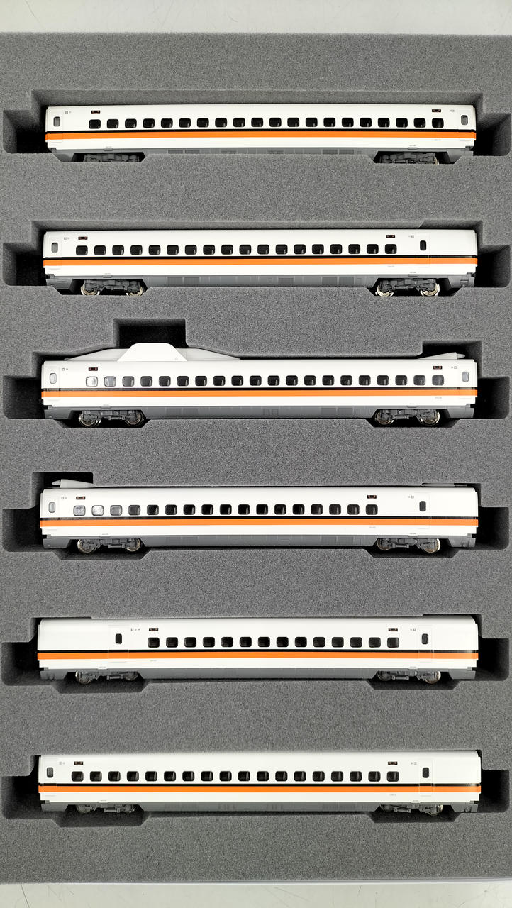 KATO Taiwan Shinkansen 700T Basic 6-Car & Additional 6-Car Set 10-1476 & 10-1477 - Image 3
