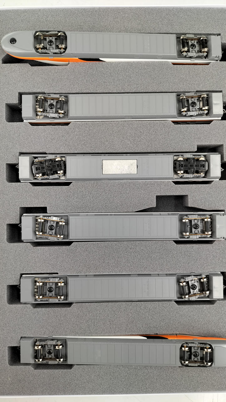 KATO Taiwan Shinkansen 700T Basic 6-Car & Additional 6-Car Set 10-1476 & 10-1477 - Image 6