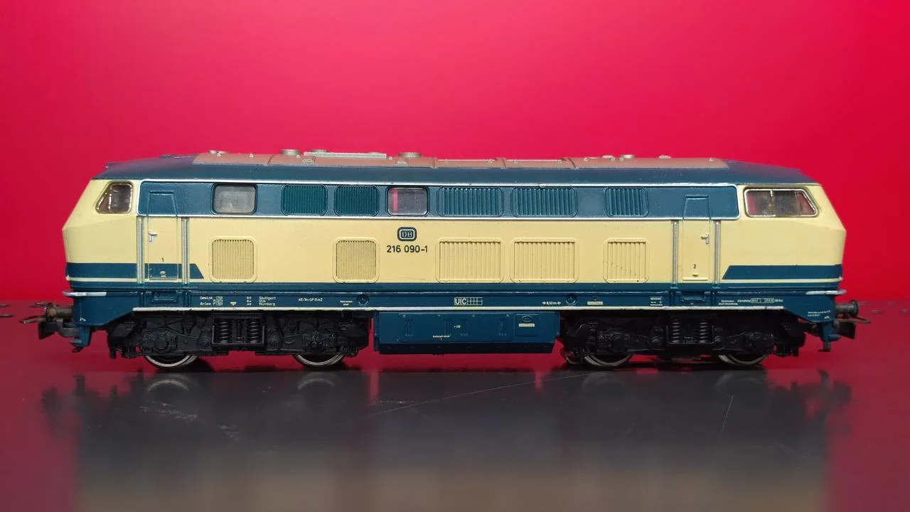 Märklin HO Gauge German Federal Railways Electric Locomotive BR216 - Image 2