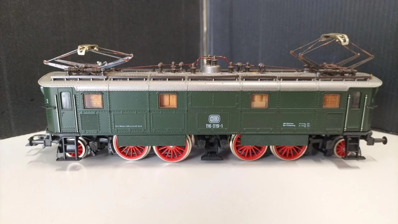 ROCO HO Gauge ELECTRIC EXPRESS TRAIN LOCOMOTIVE BR 116 - Image 6
