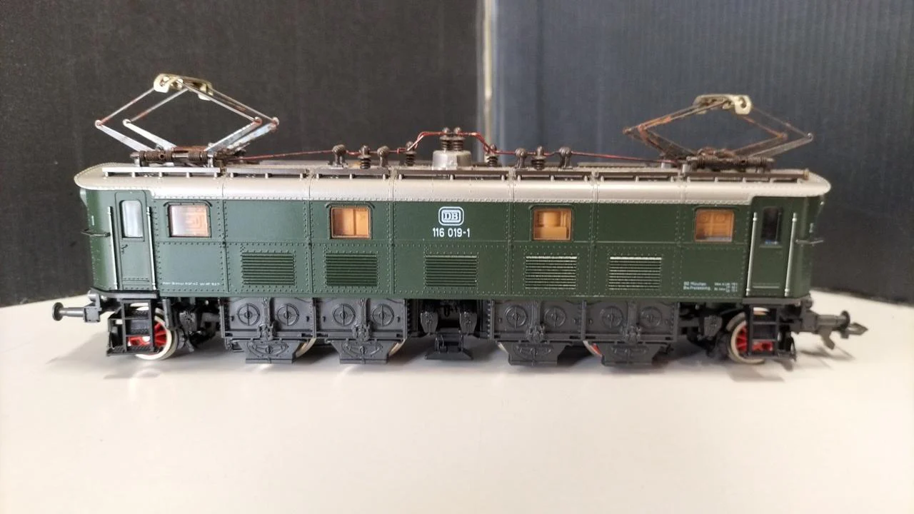 ROCO HO Gauge ELECTRIC EXPRESS TRAIN LOCOMOTIVE BR 116 - Image 8