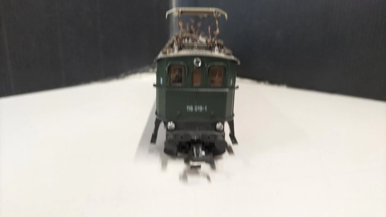 ROCO HO Gauge ELECTRIC EXPRESS TRAIN LOCOMOTIVE BR 116 - Image 9