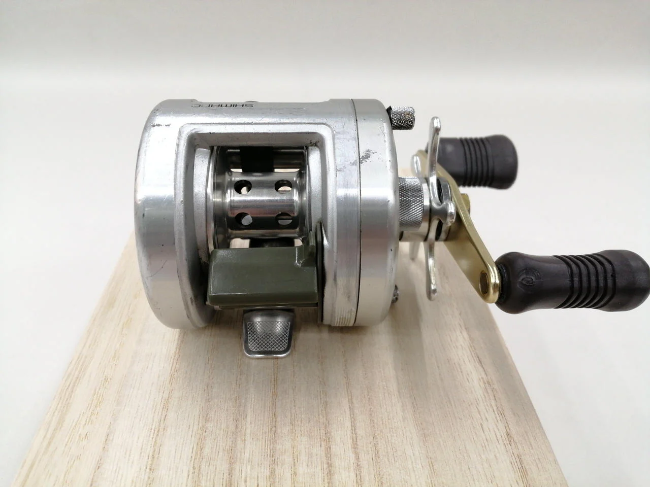 SHIMANO Baitcasting Reel CALCUTTA200 - Image 3