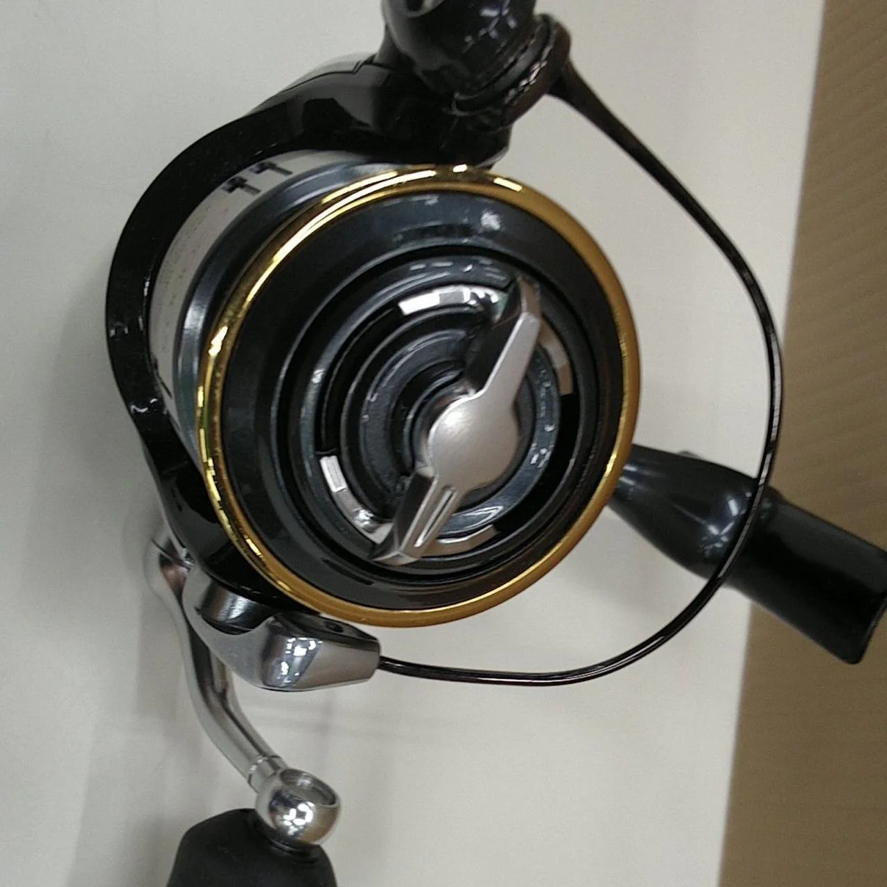 SHIMANO Spinning Reel 12VANQUISH C2000S - Image 4