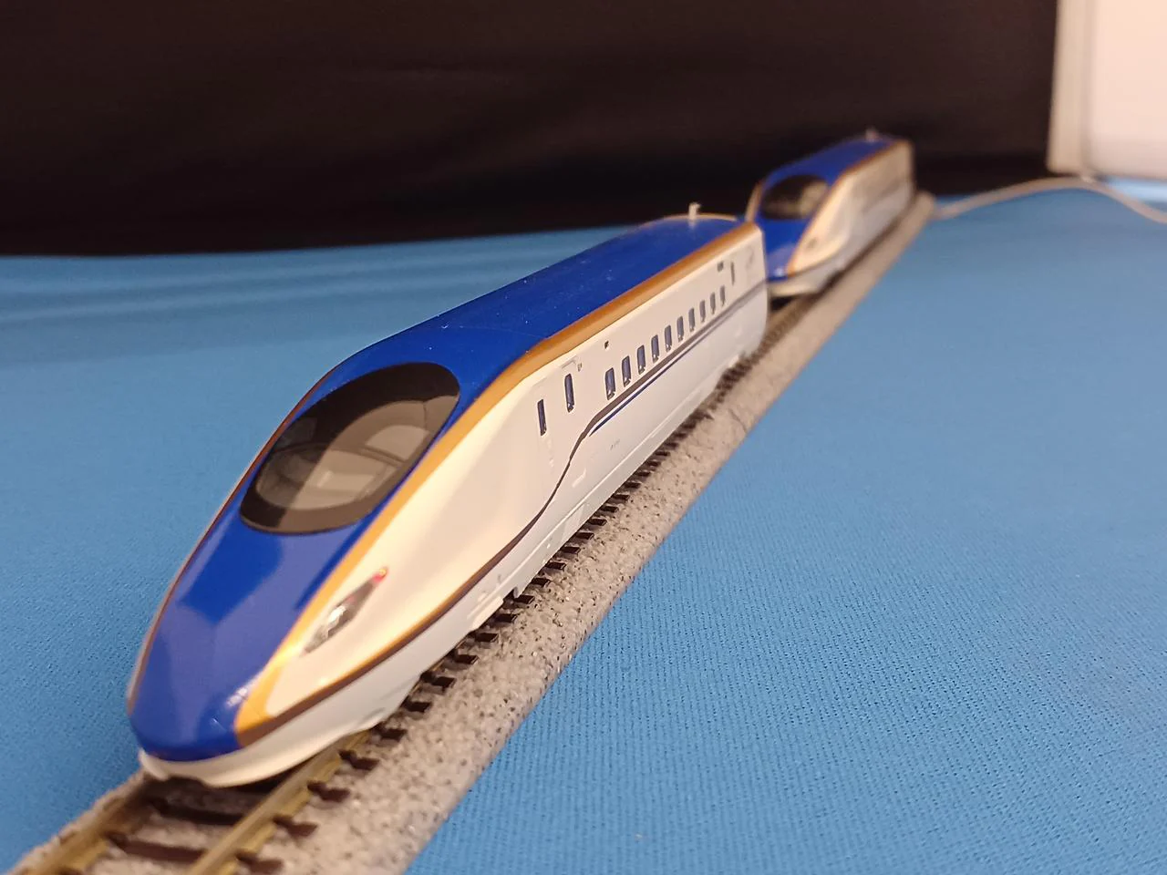 TOMIX E7 Series Hokuriku Shinkansen Basic + Additional 6-Car Set 92530/92531 - Image 10