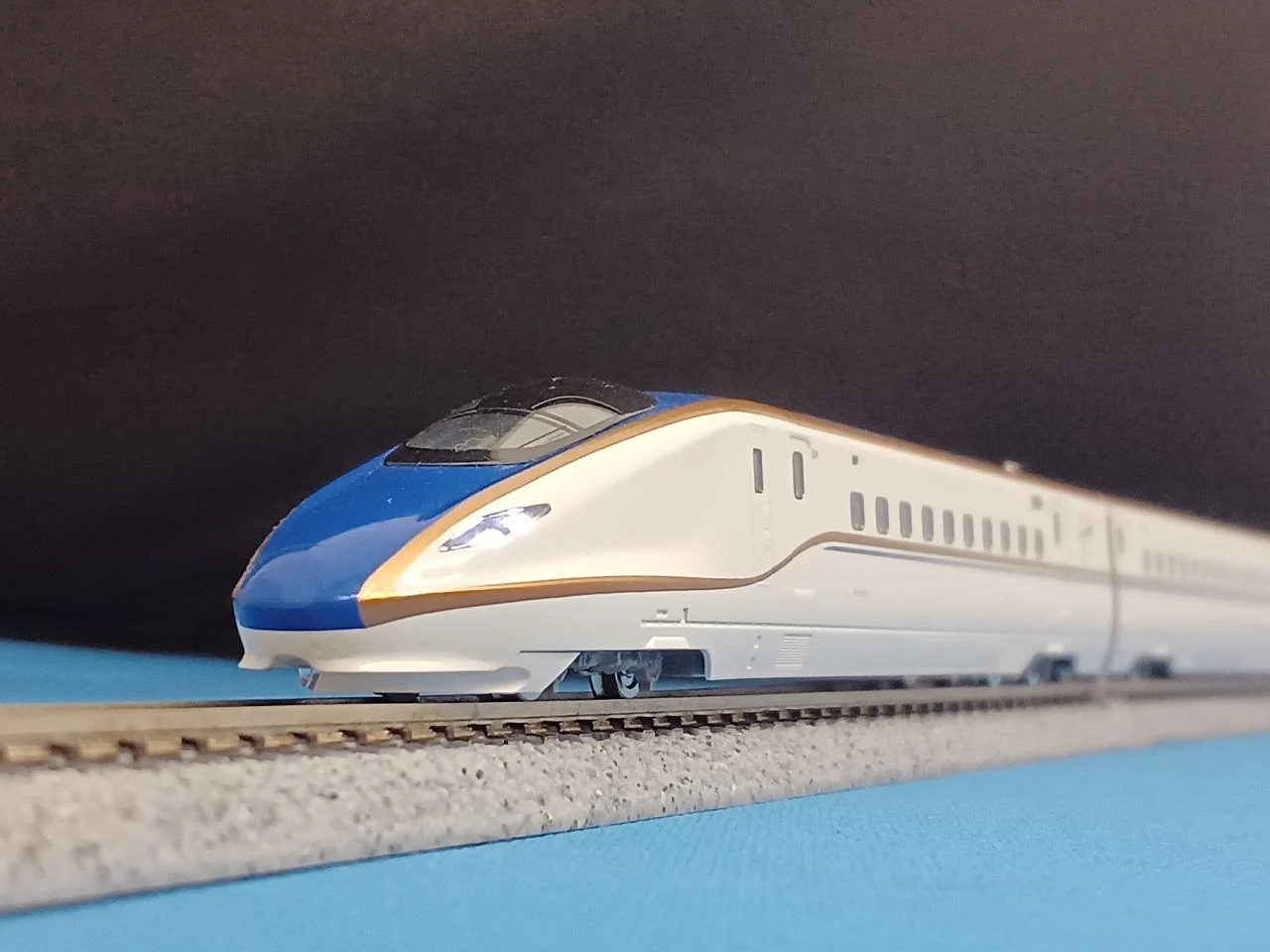 TOMIX E7 Series Hokuriku Shinkansen Basic + Additional 6-Car Set 92530/92531 - Image 11