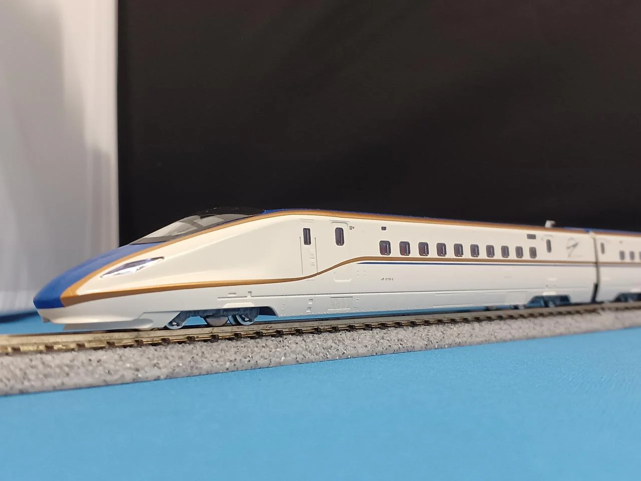 TOMIX E7 Series Hokuriku Shinkansen Basic + Additional 6-Car Set 92530/92531 - Image 12