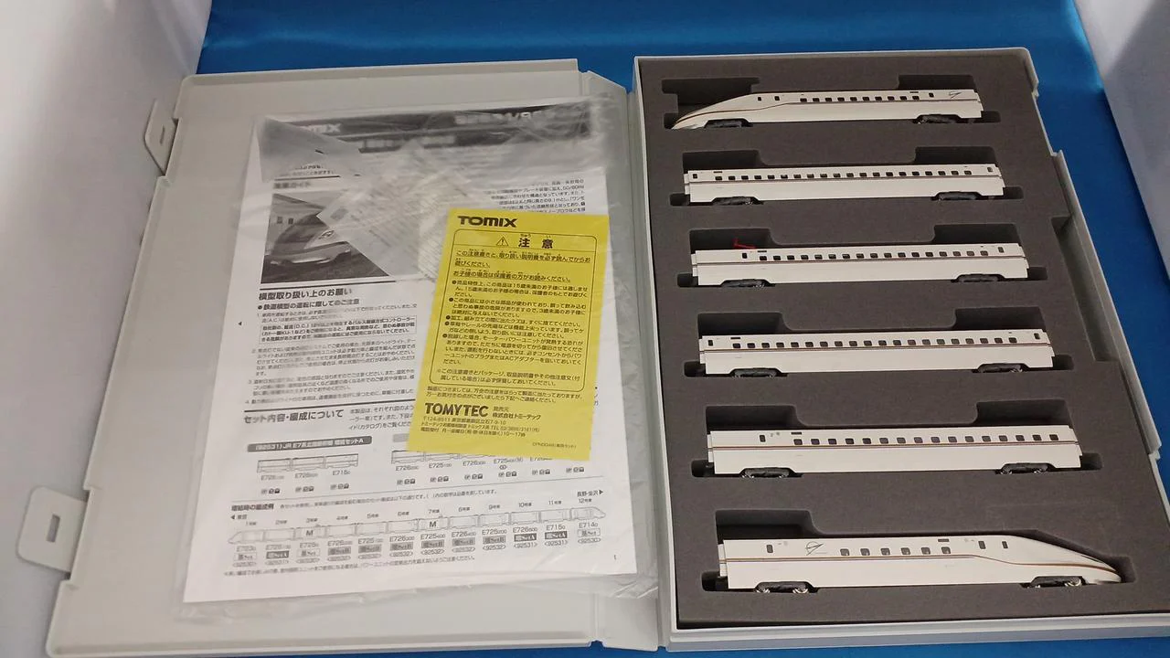 TOMIX E7 Series Hokuriku Shinkansen Basic + Additional 6-Car Set 92530/92531 - Image 3