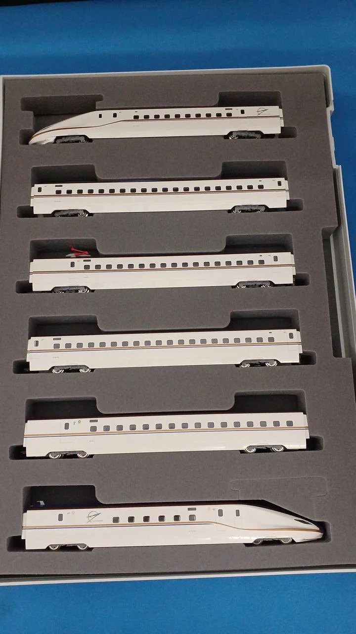 TOMIX E7 Series Hokuriku Shinkansen Basic + Additional 6-Car Set 92530/92531 - Image 4