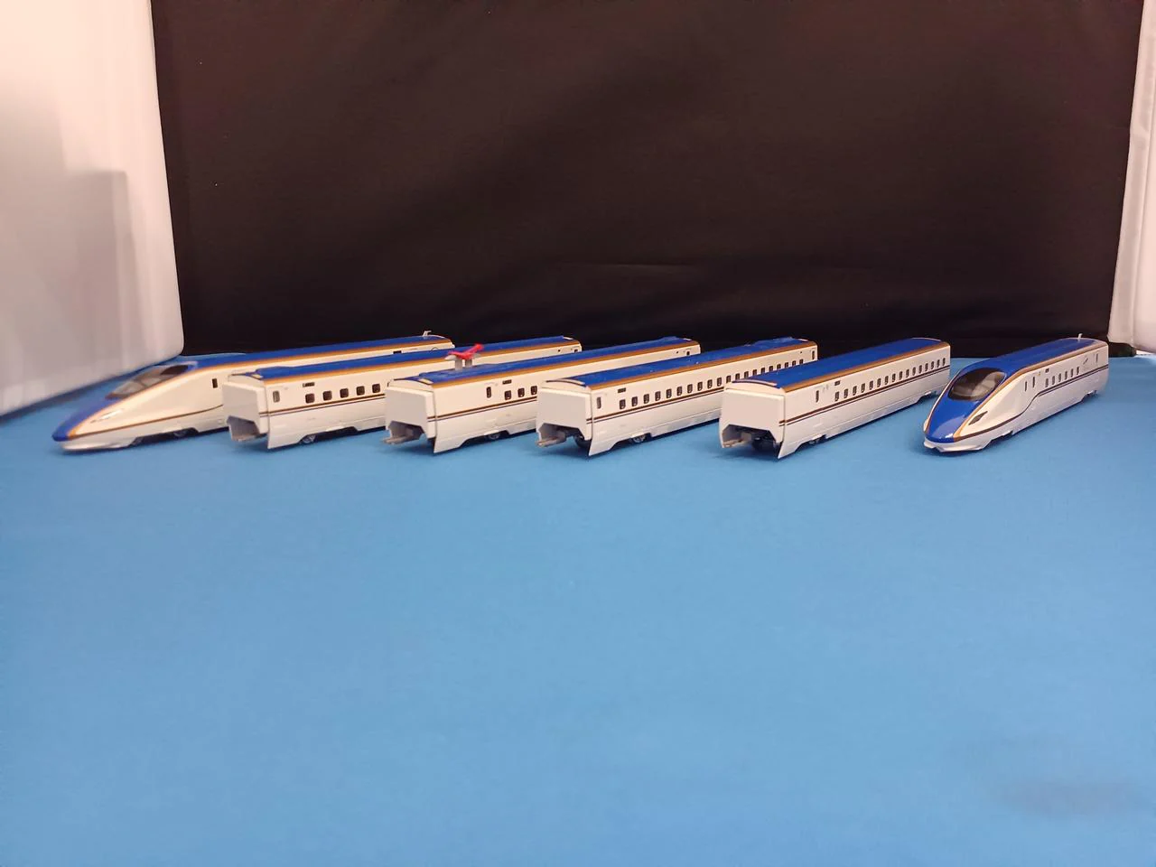 TOMIX E7 Series Hokuriku Shinkansen Basic + Additional 6-Car Set 92530/92531 - Image 6