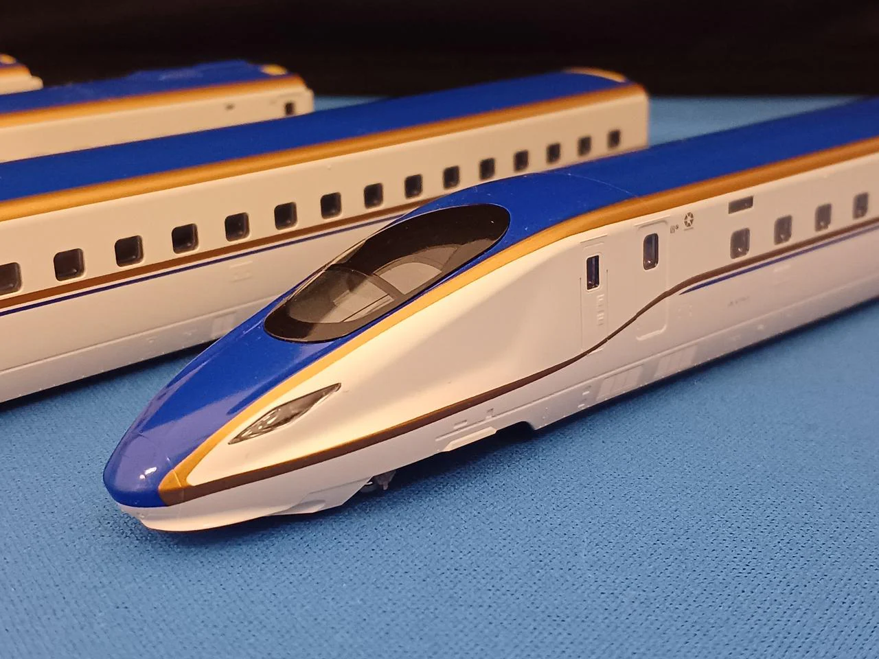 TOMIX E7 Series Hokuriku Shinkansen Basic + Additional 6-Car Set 92530/92531 - Image 8