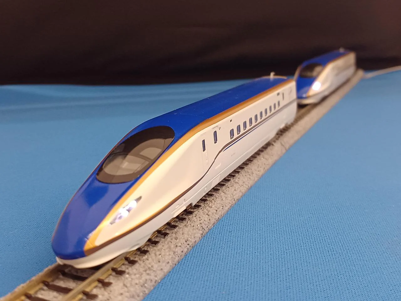 TOMIX E7 Series Hokuriku Shinkansen Basic + Additional 6-Car Set 92530/92531 - Image 9