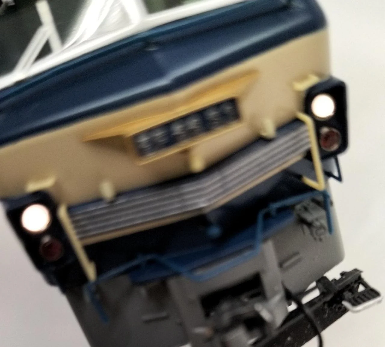 TOMIX HO-2028 HO Gauge JR EF81 Electric Locomotive (Twilight Express Color) - Image 10