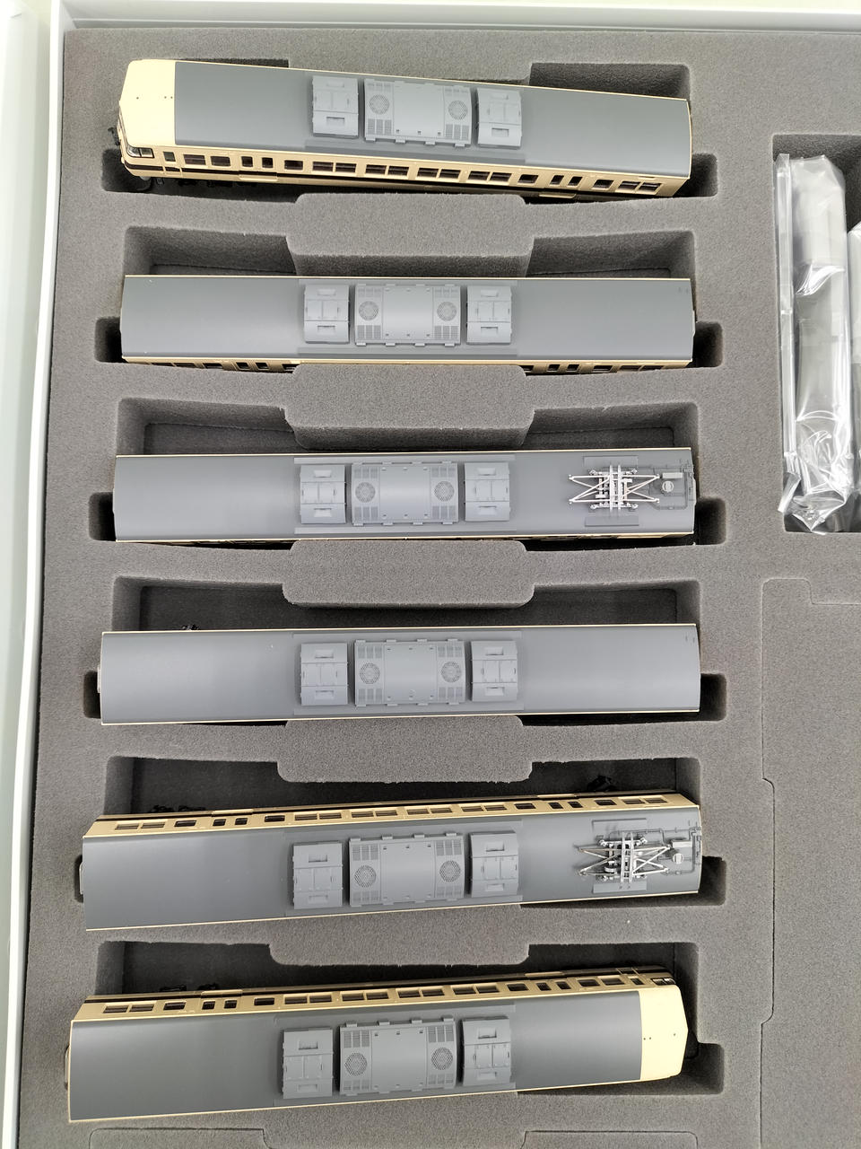 TOMIX JNR 117 Series 0 Suburban Train 6-Car Set 98696 - Image 3