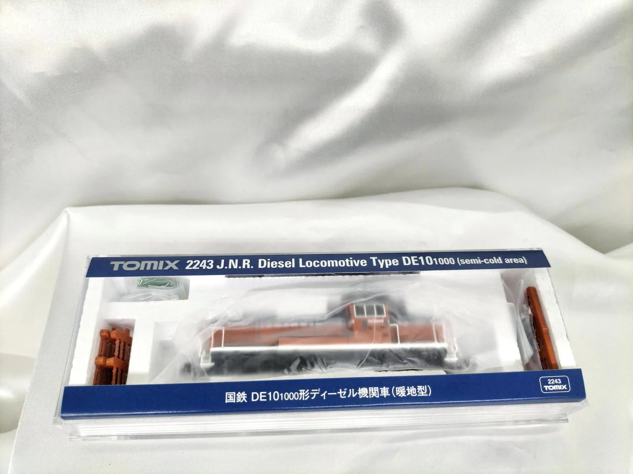 TOMIX JNR DE10 Class 1000 Diesel Locomotive (Warm Climate Type) 2243 - Image 2