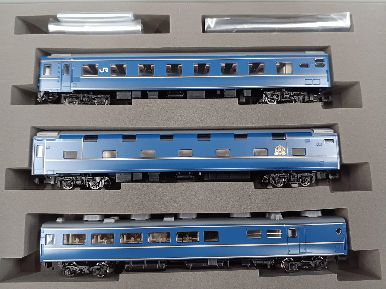 TOMIX JR 24 Series 25 Limited Express Sleeper Passenger Car Hokutosei Mixed Formation Basic Set - Image 4
