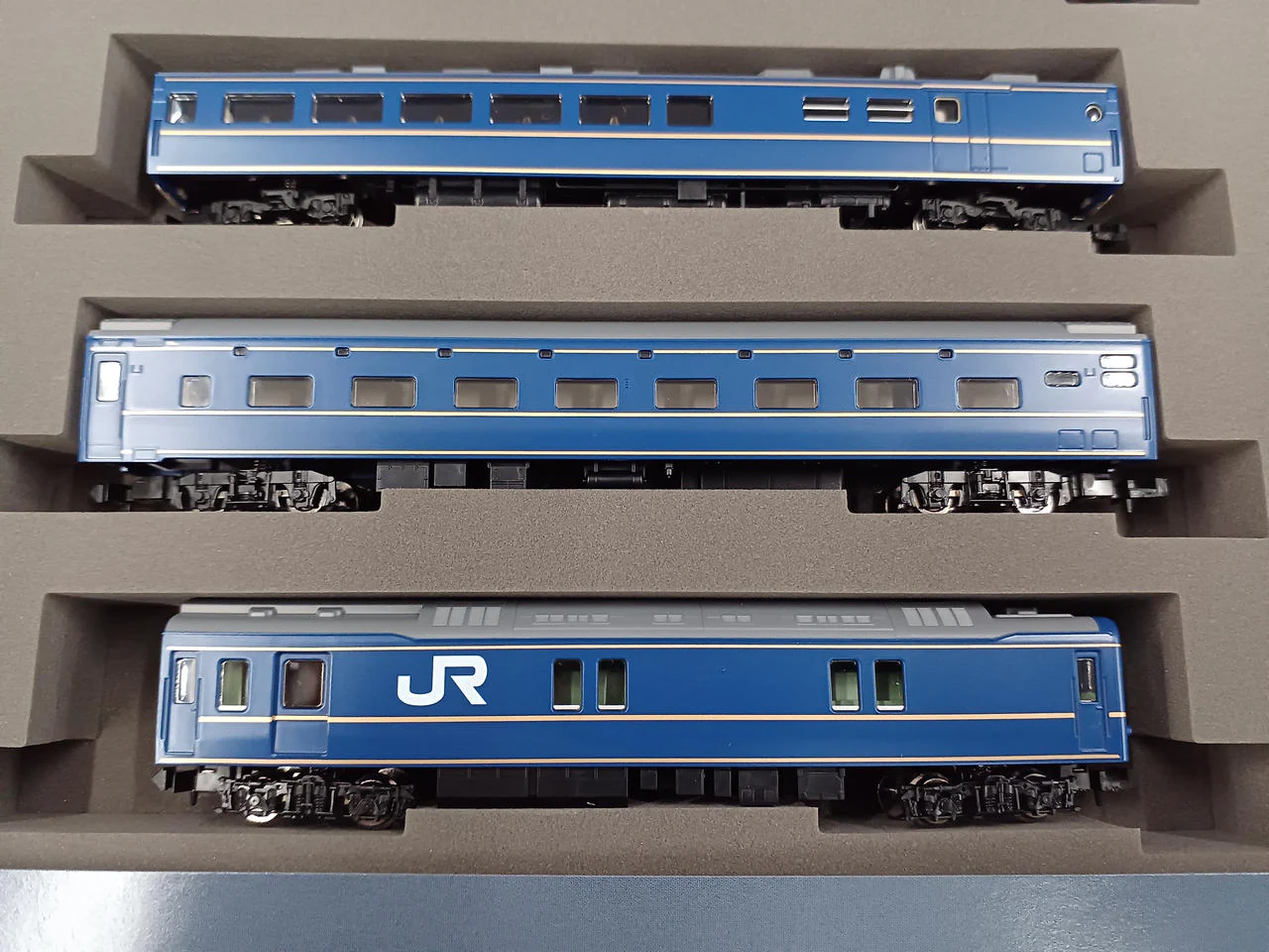 TOMIX JR 24 Series 25 Limited Express Sleeper Passenger Car Hokutosei Mixed Formation Basic Set - Image 5