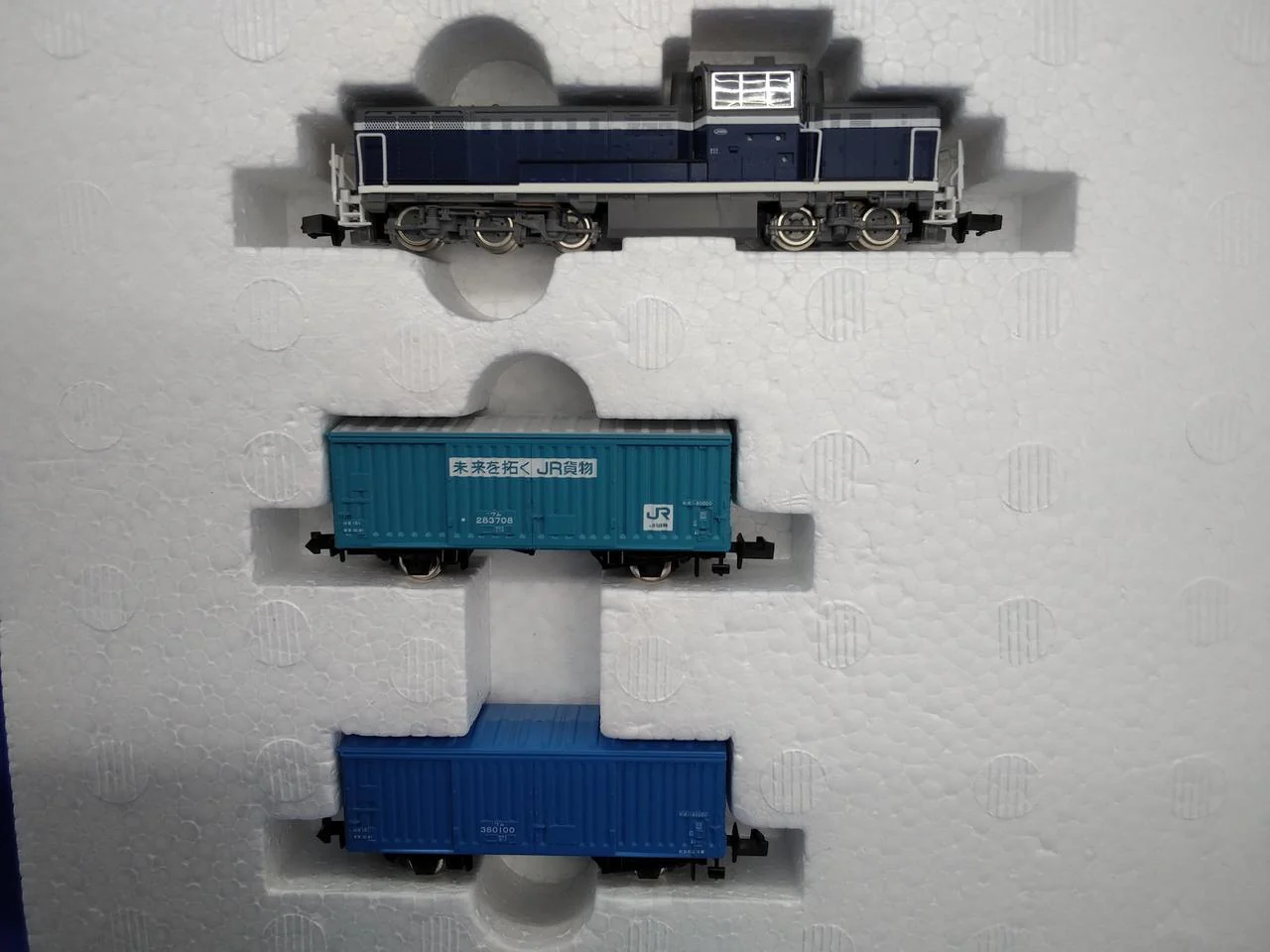 TOMIX JR DE10 / WAMU 80000 Series Freight Train 92404 - Image 10