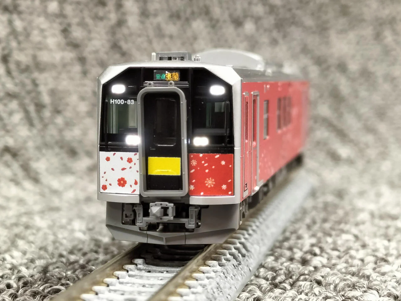 TOMIX JR H100 Series Diesel Car (Kushiro Line / Hanasaki Line Wrapped Cars) 98136