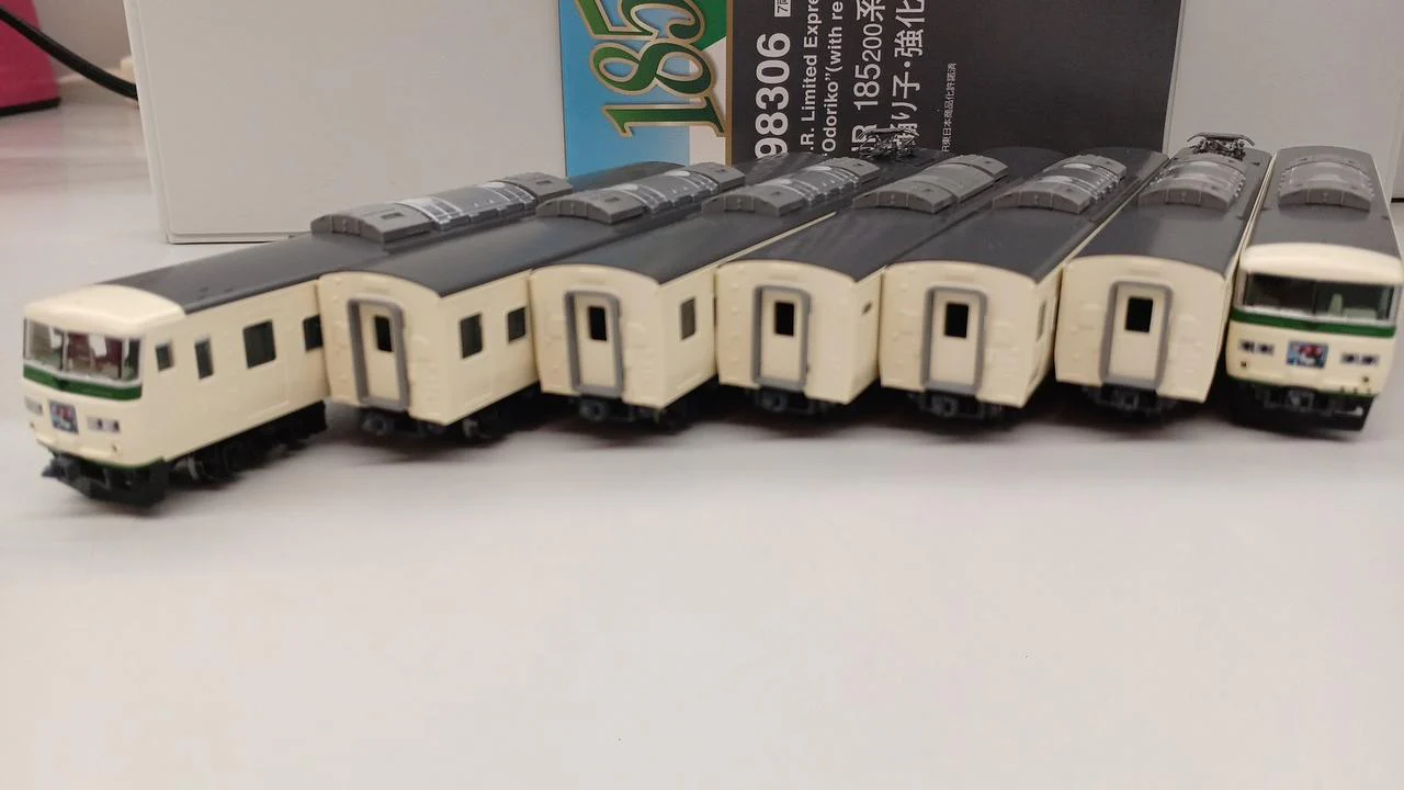 TOMIX JR185 200 Series Limited Express Train Dancer - Reinforced Skirt - Image 9