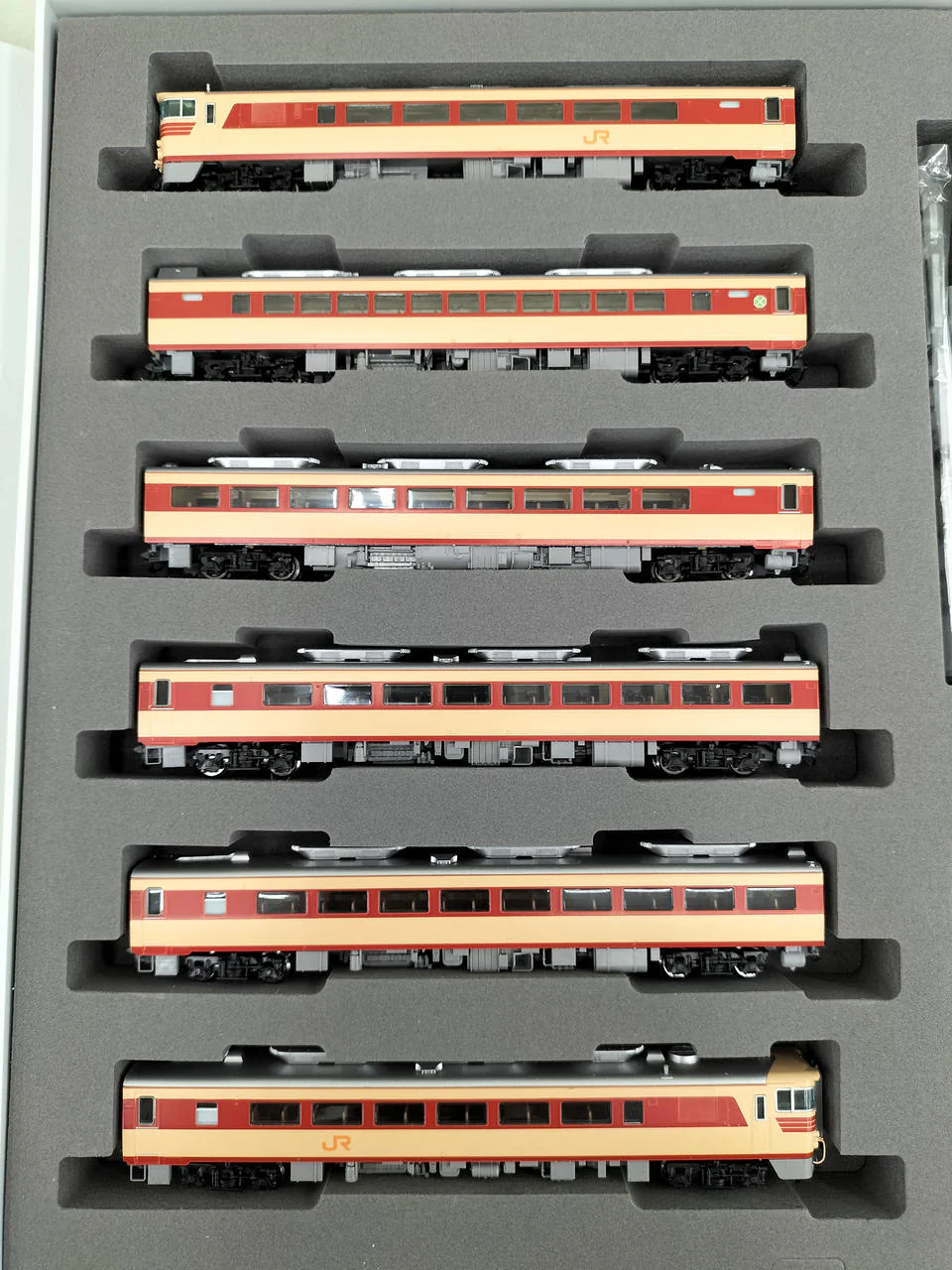 TOMIX KiHa 82 Limited Express Diesel Car (Hida & Nanki) 98774 - Image 2