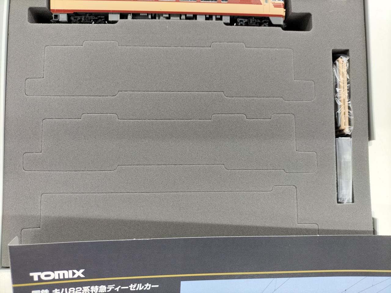 TOMIX Model Train 1/150 JNR KiHa 82 Series Limited Express Diesel Car - Image 4