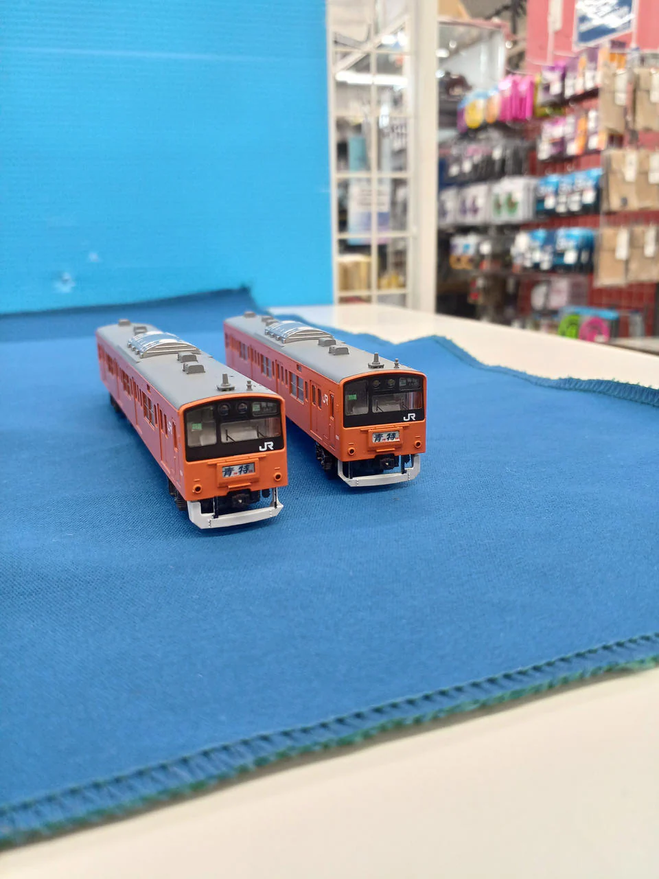 TOMIX N Gauge 201 Series Commuter Train (Chuo Line, split formation) - Image 3