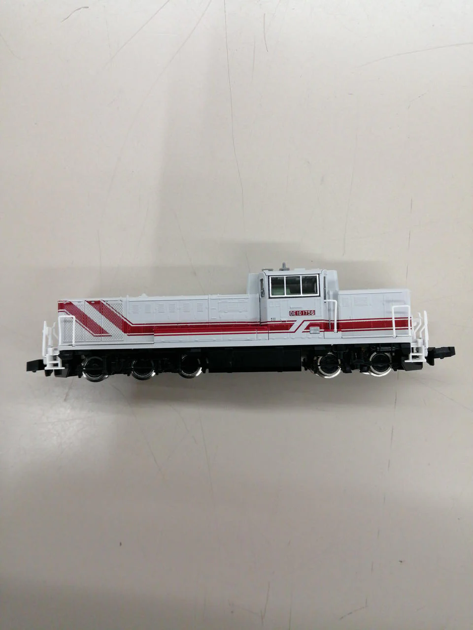 TOMIX N Gauge JR DE10 Class 1000 Diesel Locomotive (No. 1756 High) - Image 4