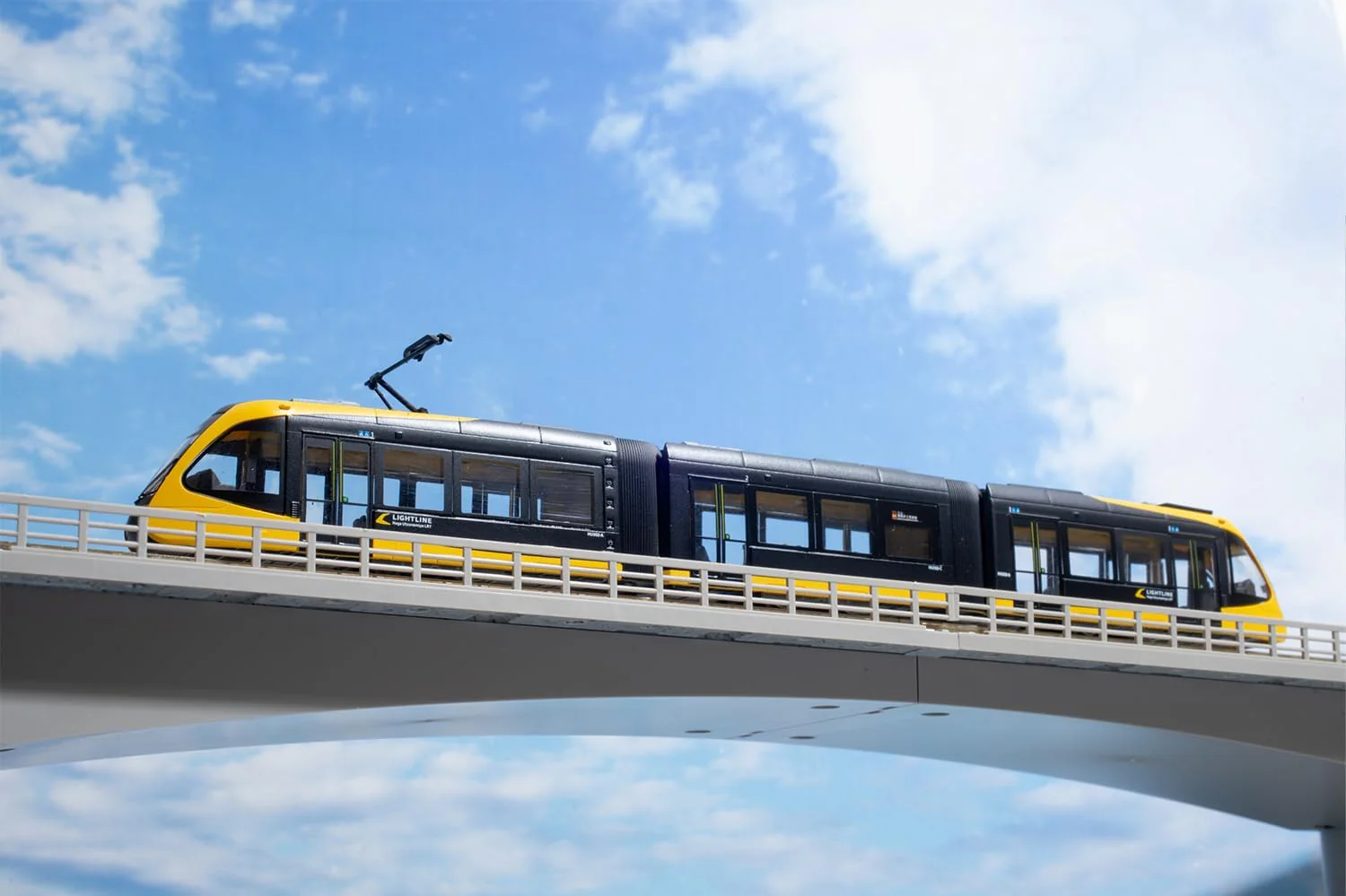TOMYTEC (N Gauge) Railway Collection Utsunomiya Light Rail HU300 Series HU302 LIGHTLINE - Image 3