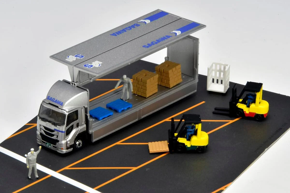 TOMYTEC The Truck Collection Torakore Logistics Site Wing Van Set B Sagawa Express Diorama Supplies - Image 3