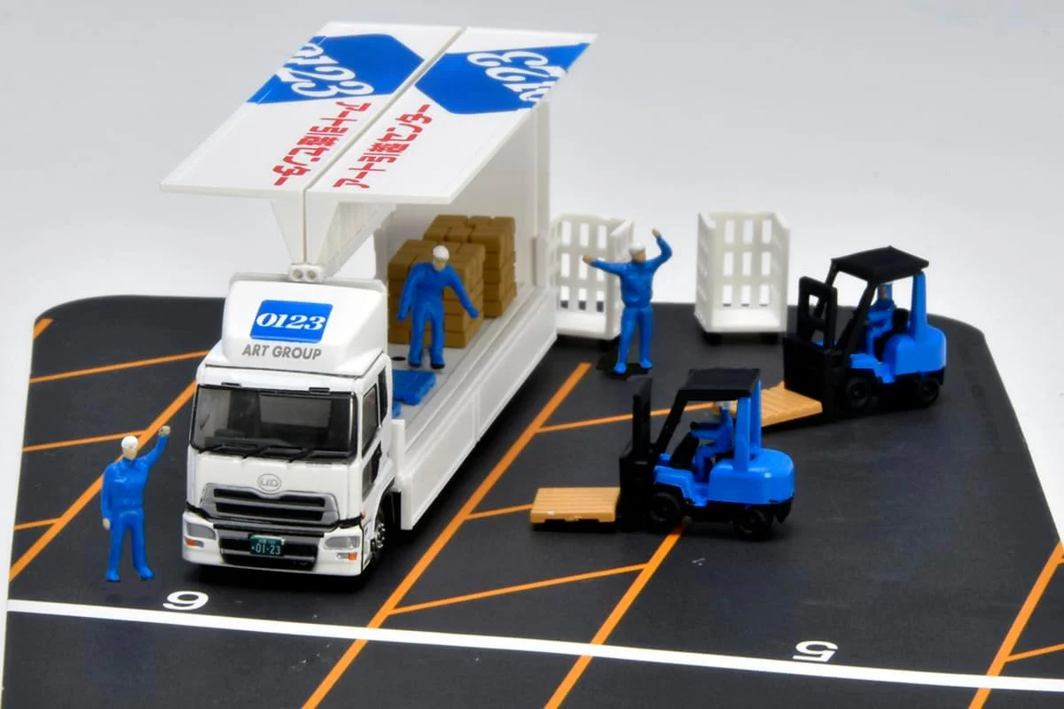 TOMYTEC The Truck Collection Torakore Logistics Site Wing Van Set C Art Moving Center Diorama Supplies - Image 4