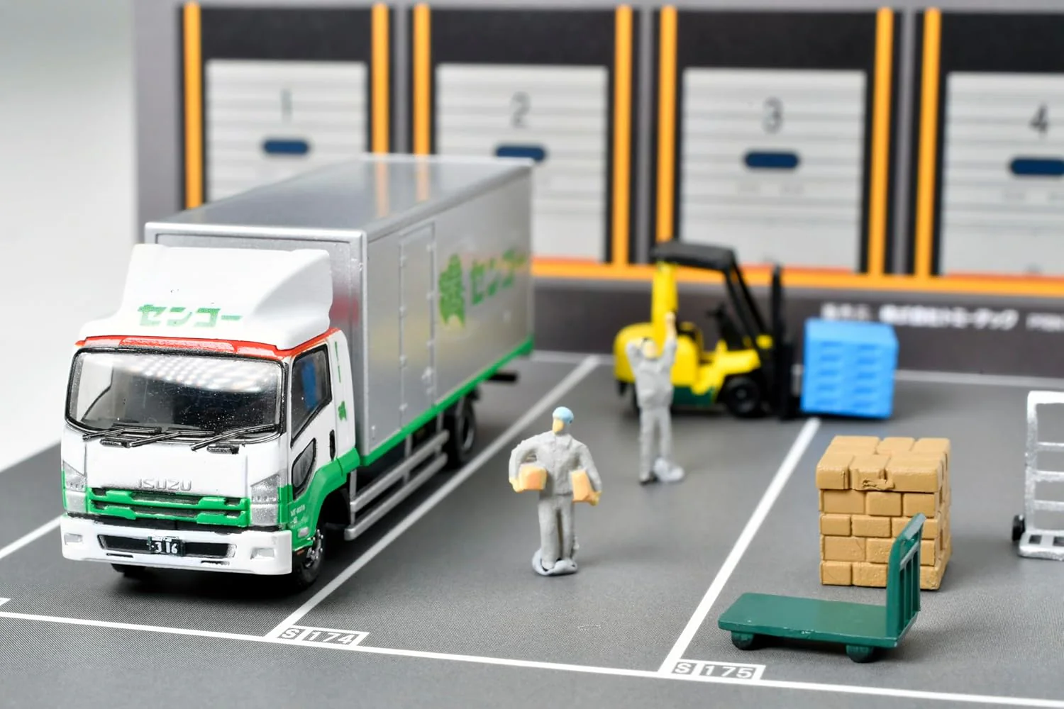 TOMYTEC Truck Collection Logistics Site Truck Set D Senko - Image 3