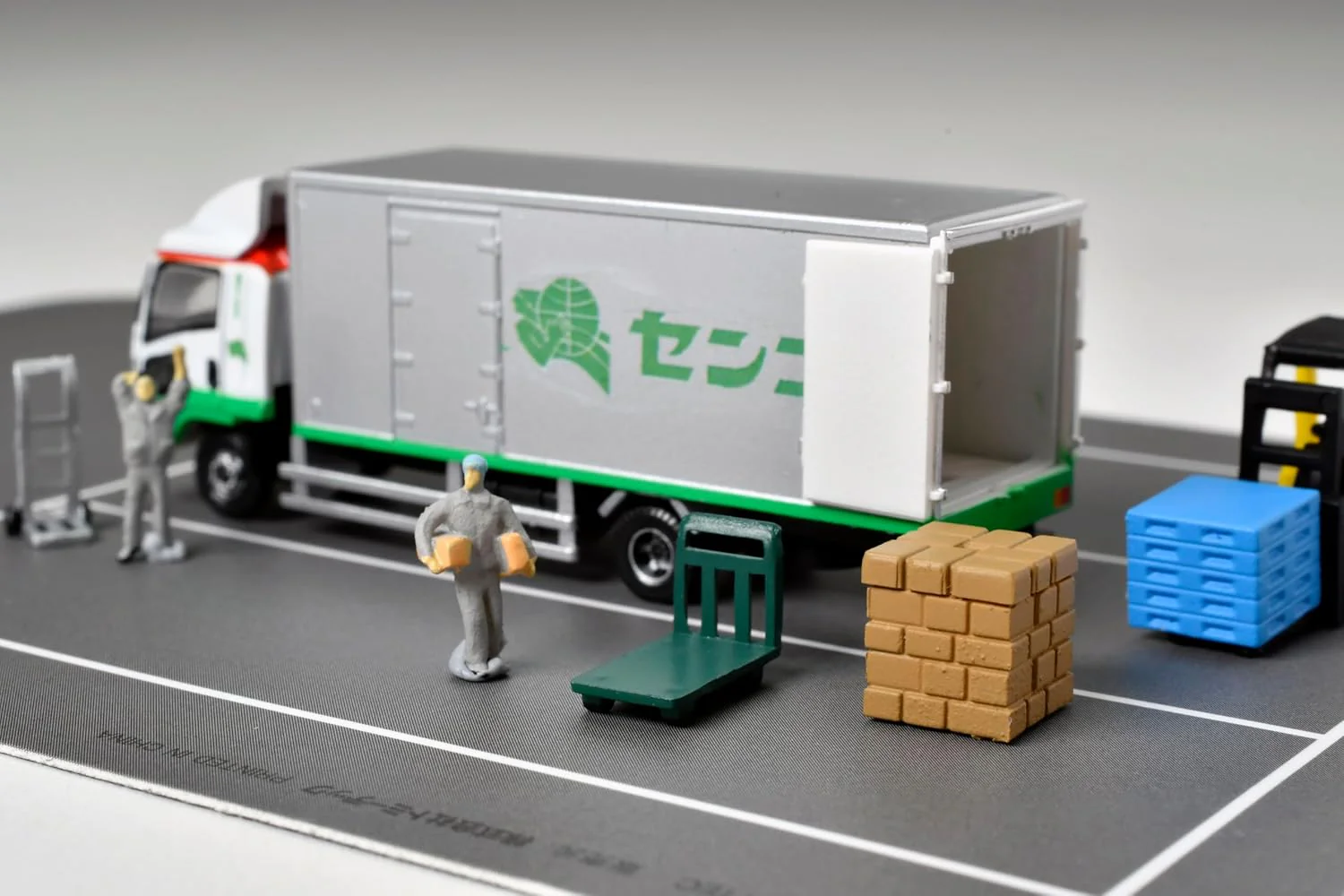TOMYTEC Truck Collection Logistics Site Truck Set D Senko - Image 4