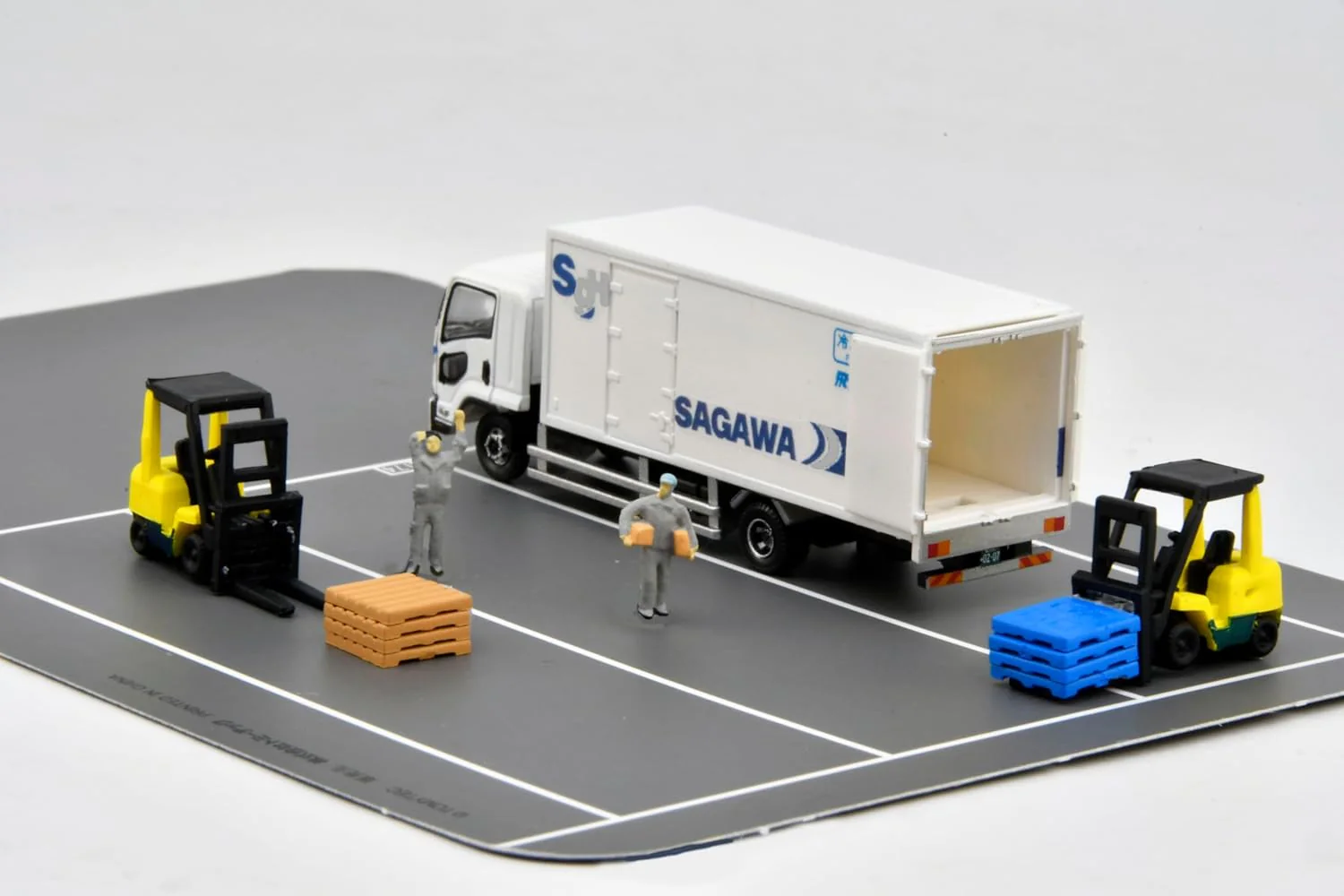 TOMYTEC Truck Collection Logistics Site Truck Set E Sagawa Express - Image 7