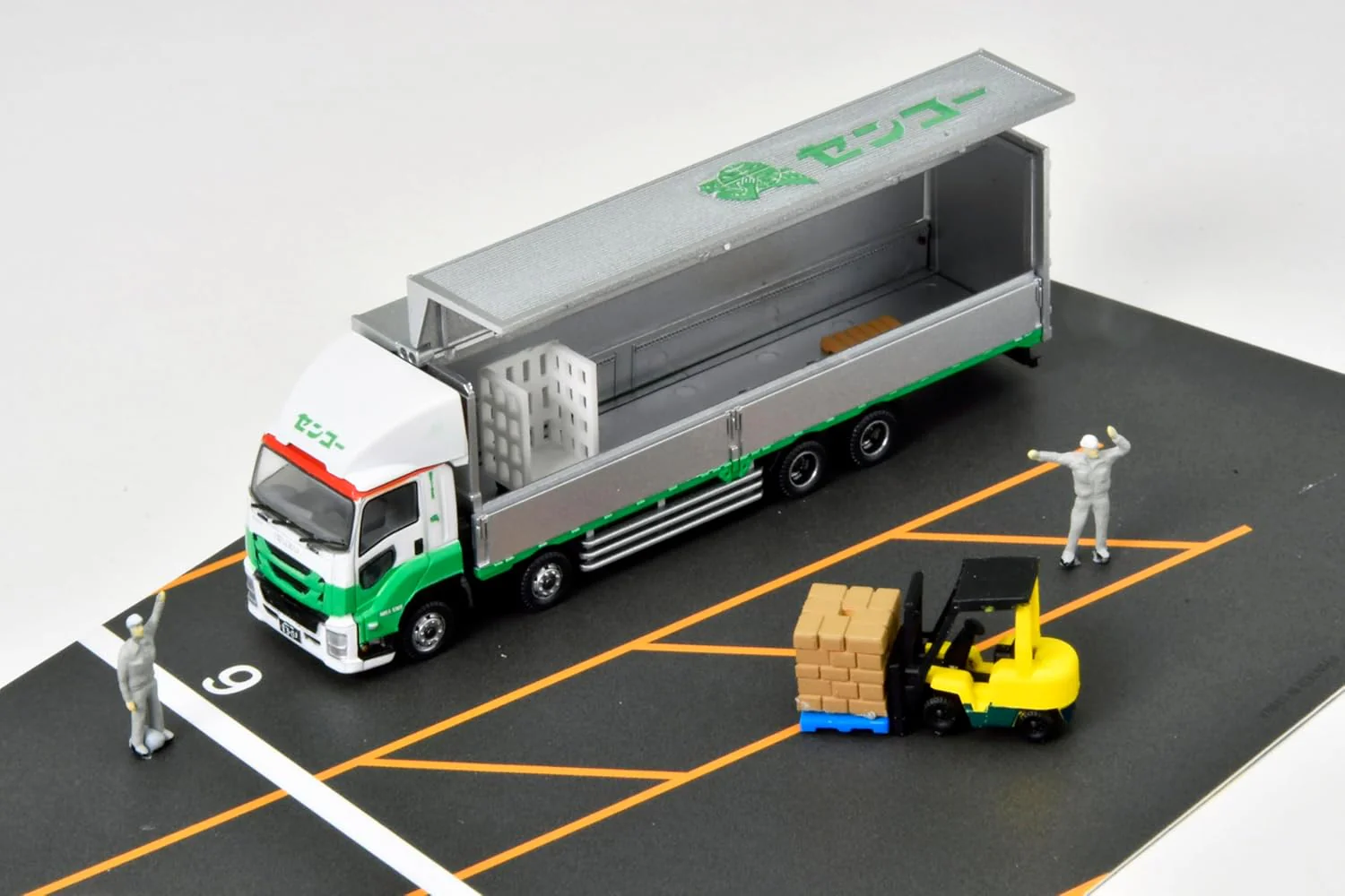 TOMYTEC Truck Collection Logistics Site Wing Van Set F Senko - Image 3