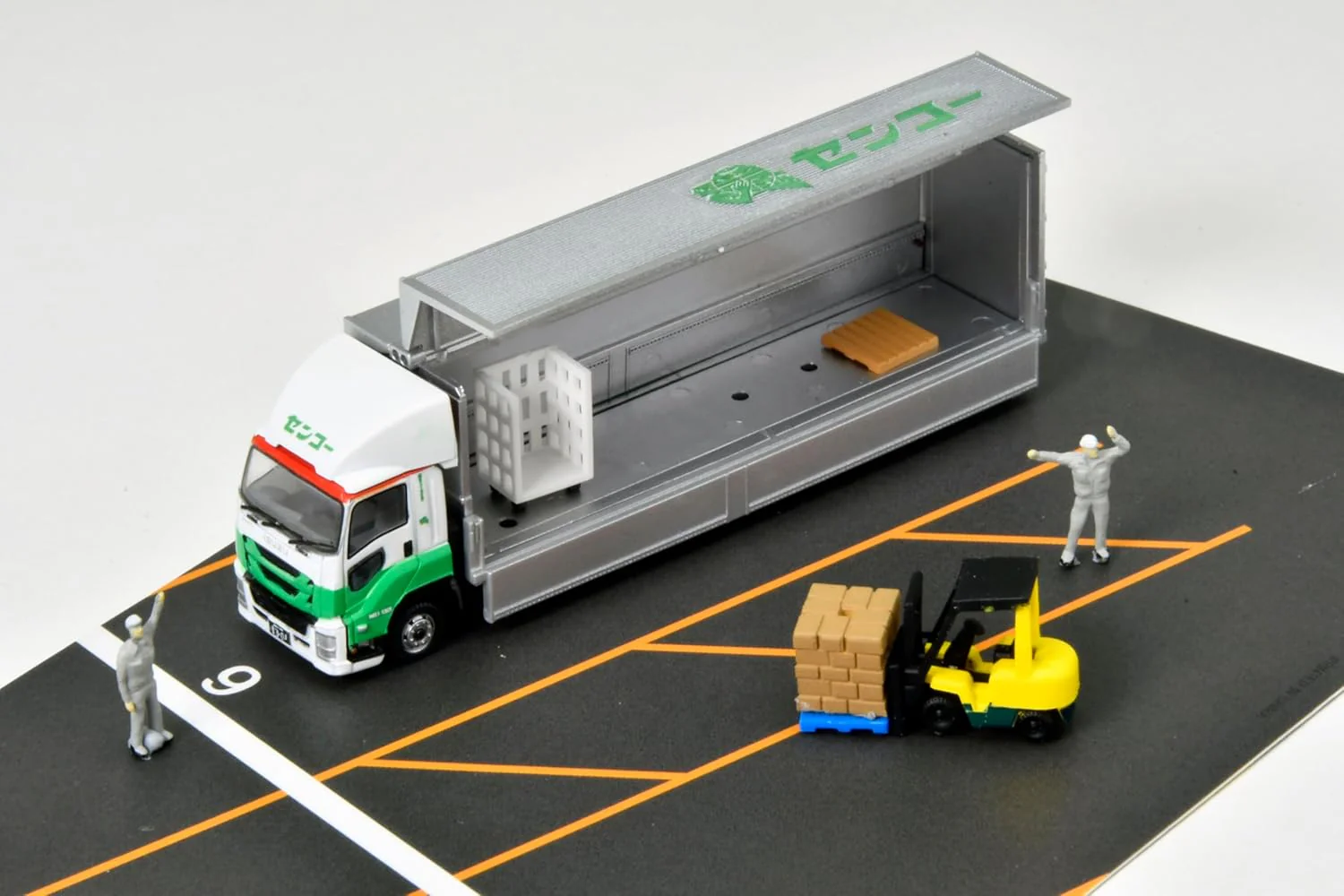 TOMYTEC Truck Collection Logistics Site Wing Van Set F Senko - Image 4